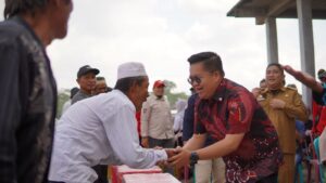 Wabup Kukar Rendi Solihin saat menyerahkan bantuan